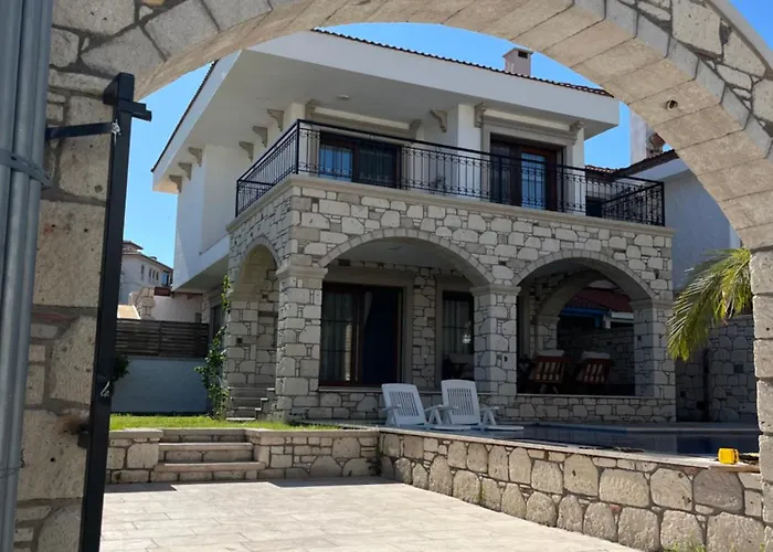 Reisdere Kiralik Havuzlu Villa *