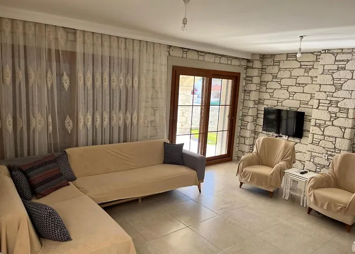 Reisdere Kiralik Havuzlu فيلة