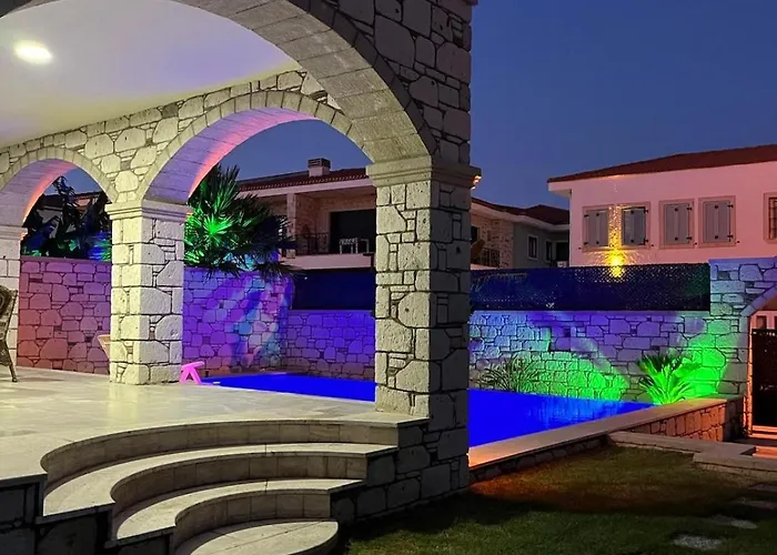 فيلة Reisdere Kiralik Havuzlu Çeşme